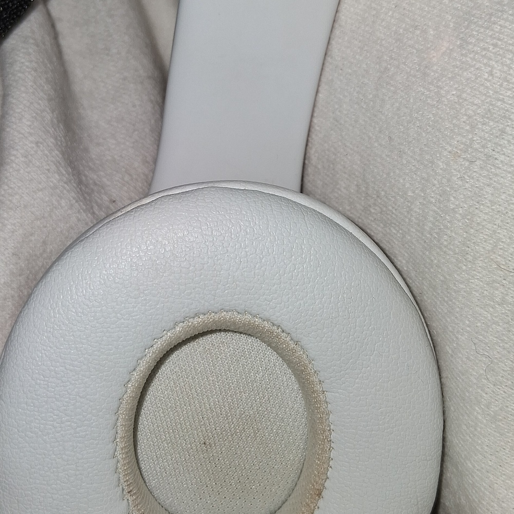 Beats Solo 3 Used Few Times. - Picture 12 of 13